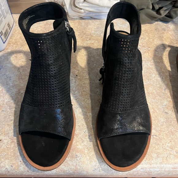 Sofft Black Perforated Women's Sandals - Picture 1 of 4